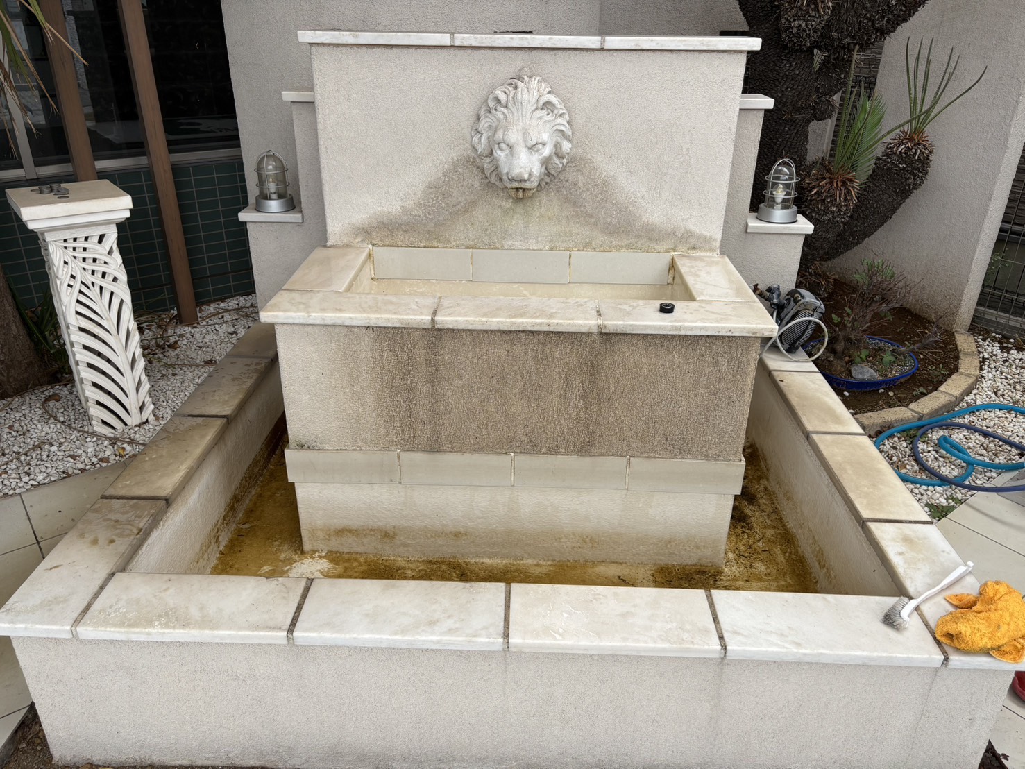 施工前の噴水。全体に黒ずみと水垢汚れ